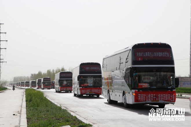 行進中的車隊，浩浩蕩蕩，蔚為壯觀.jpg