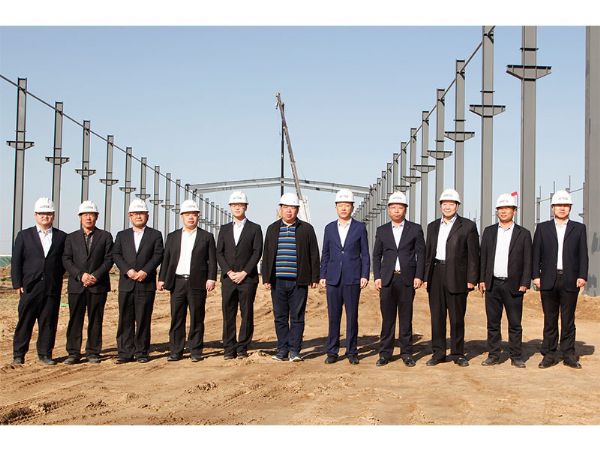 河南礦山｜智能產(chǎn)業(yè)園一期工程鋼結(jié)構(gòu)車間今日上梁大吉！